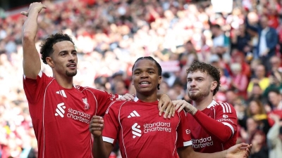 Sự cố sân Anfield khiến NHM sơ tán bất ngờ trước trận giao hữu
