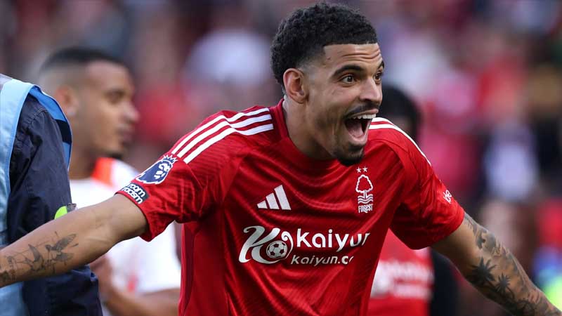Tương lai Gibbs-White tại Tottenham bị đình trệ bởi lùm xùm pháp lý