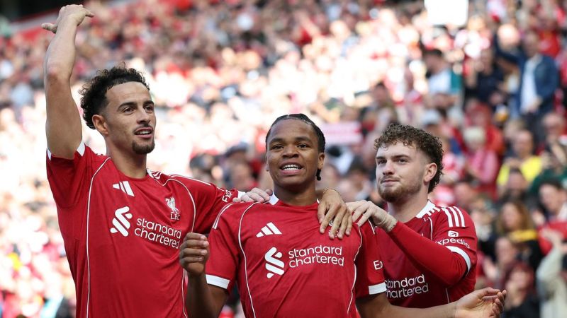Sự cố sân Anfield khiến NHM sơ tán bất ngờ trước trận giao hữu
